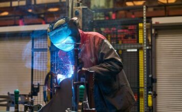 Militärische Reparaturwerkstatt erhält Zulassung für das Schweißen von Panzerfahrzeugen deutscher Herstellung durch die Bundeswehr, erste Aufträge werden bereits ausgeführt