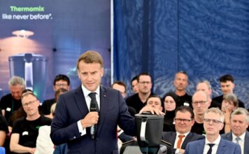 Besuch am Produktionsstandort: Vorwerk überreicht Präsident Macron zweimillionsten Thermomix® aus deutsch-französischem Werksverbund